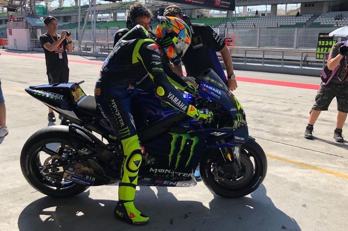 Valentino Rossi tampil dengan Helm Baru saat  melaju di tes pramusim MotoGP 2019 yang digelar di Sirkuit Sepang, Malaysia, Rabu (6/2/2019).