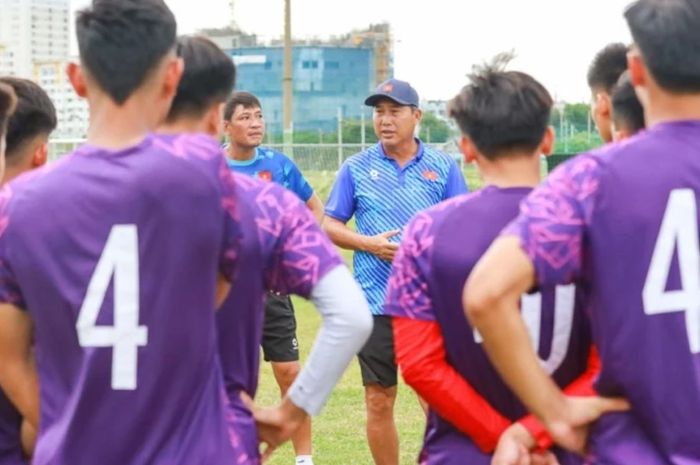 Pelatih Timnas U-19 Vietnam, Hua Hien Vinh, sedang memimpin sesi latihan.