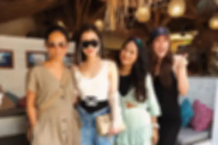 Luna Maya (pinggir kanan) bersama Chryseis Tan (kedua dari kiri) dan adik-adik Faisal Nasimuddin