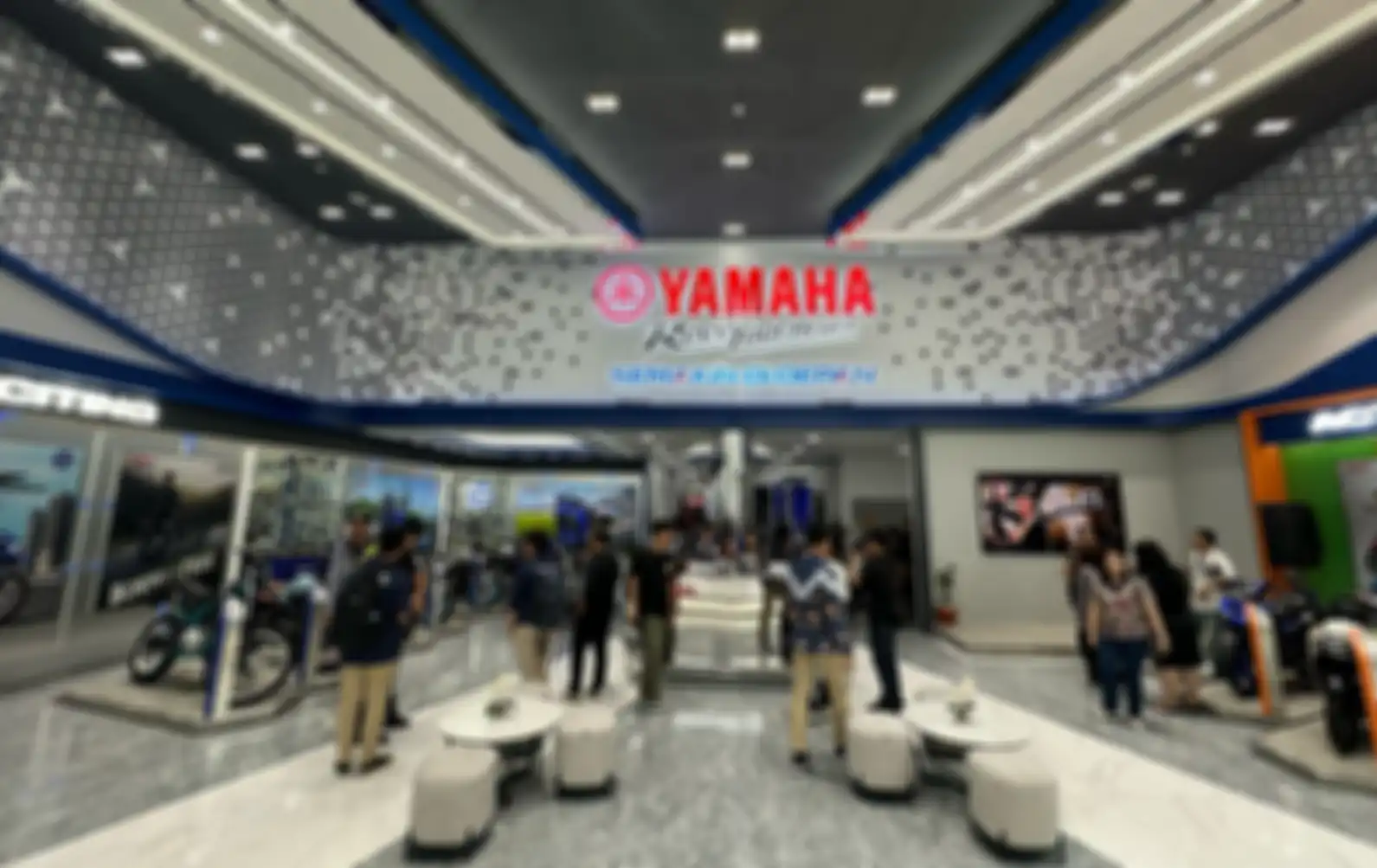 Nuansa premium saat masuk ke dealer Yamaha Flagship Store Bandung sangat terasa