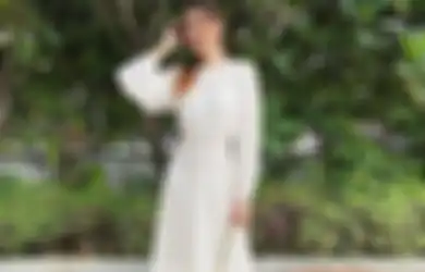 5 Ide Tampil Menawan Pakai Dress di Hari Natal ala Mikha Tambayong!
