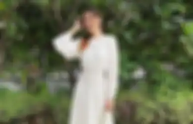 5 Ide Tampil Menawan Pakai Dress di Hari Natal ala Mikha Tambayong!