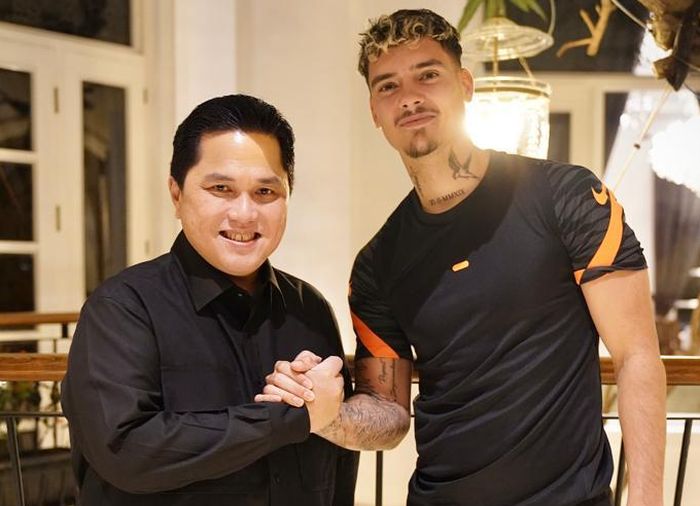 Ketua Umum PSSI, Erick Thohir bersama pemain naturalisasi Shayne Pattynama yang telah selesai proses perpindahan federasi dari KNVB ke PSSI. Sehingga ia bisa membela Timnas Indonesia.