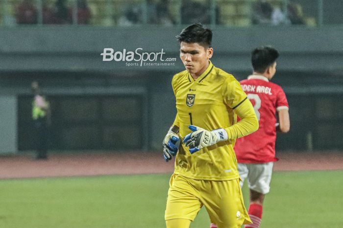 Kiper timnas U-20 Indonesia, Cahya Supriadi, saat bertanding di Stadion Patriot Candrabhaga, Bekasi, Jawa Barat.