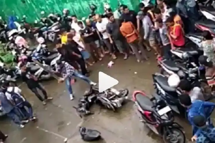 Geram Gara-gara Maling Helm Kabur, Motor Pelaku Jadi Bulan-bulanan Mahasiswa, Simak Videonya!