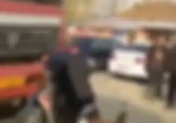 Jegeerr! Gile Kuat Banget Nih Orang, Simak Begini Videonya Saat Nabrak Truk di Jalan