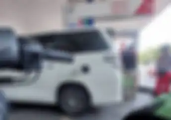 Toyota Vellfire Isi Pertalite Dipotret Ojol di SPBU, Warganet Langsung Heboh Sekaligus Kesal