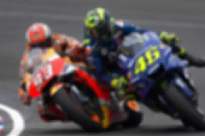 Marc Marquez saat kontak fisik dengan Valentino Rossi di GP Argentin 2018.