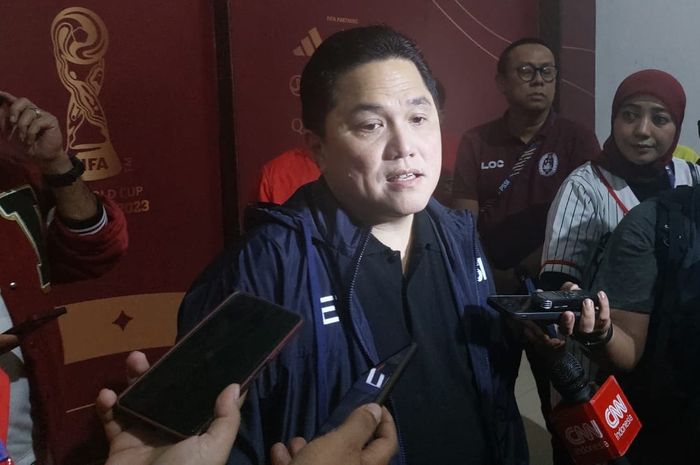 Ketua Umum PSSI Erick Thohir saat memberi keterangan kepada awak media di Stadion Gelora Bung Tomo, Surabaya, Senin (29/7/2024).