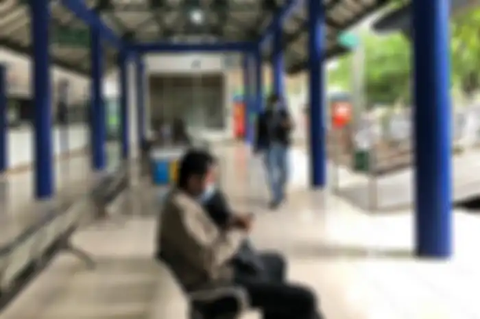 Ilustrasi. Aktifitas penumpang bus AKAP di terminal saat pemberlakuan PPKM.