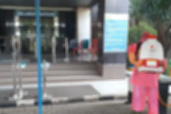 PMI Wilayah Jakarta Barat dan aparatur di lingkungan Samsat Jakarta Barat, menyemprot desinfektan di kantor bersama Samsat Jakarta Barat, Sabtu (28/3/2020) pagi.