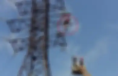 Demi Selfie 'Keren', Bocah Ini Nekat Naik Tiang Listrik Bertegangan Tinggi, Kemudian Ia Jatuh dan Tersengat Listrik hingga Tewas