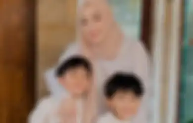 Rayakan Lebaran Pertamanya Tanpa Sosok Kepala Keluarga, Ririe Fairus dan Anak-anaknya Kini Banting Tulang Cari Uang Sendiri, Netizen Puji Habis-habisan Janda Ayus Sabyan