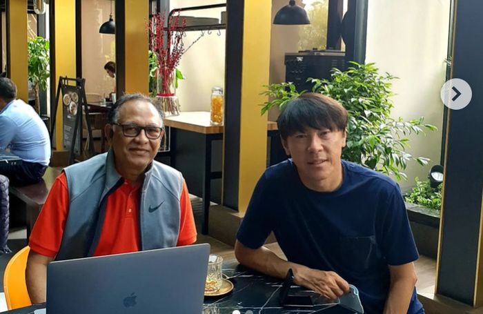 Pelatih Timnas Indonesia, Shin Tae-yong saat ngopi bareng Exco PSSI, Hasani Abdulgani membahas pemain naturalisasi