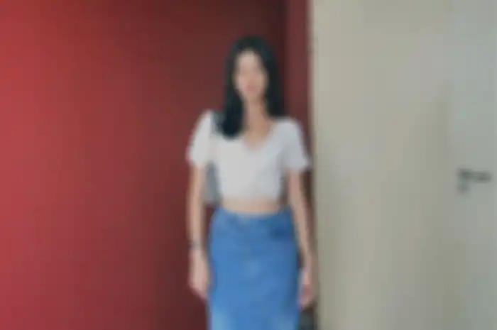 Ide outfit jalan pakai rok panjang denim yang lagi ngetren