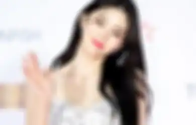 Sambil Sibuk dengan Kameranya, Visual Han So Hee di Dunia Nyata Ini Banjir Pujian dari Netizen