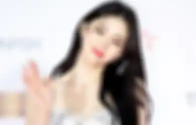 Sambil Sibuk dengan Kameranya, Visual Han So Hee di Dunia Nyata Ini Banjir Pujian dari Netizen