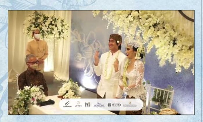 Kevin Aprilio tak kuasa menunjukkan perasaan bahagianya ketika resmi menikahi Vicy Melanie.