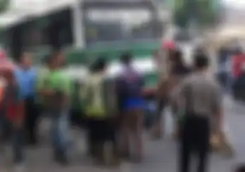 Lagi-lagi Kopaja Makan Korban Pemotor Nyaris Terlindas di Mampang, Netizen Minta Angkutan Ini Dihapus