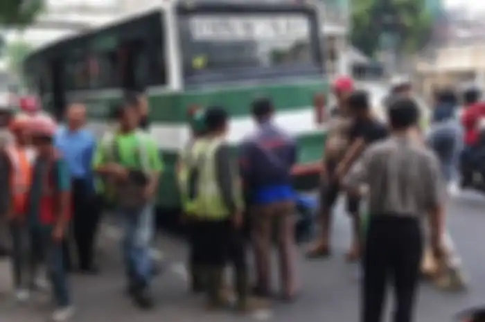 Pemotor nyaris terlindas bus Kopaja di Mampang Prapatan, Jaksel.