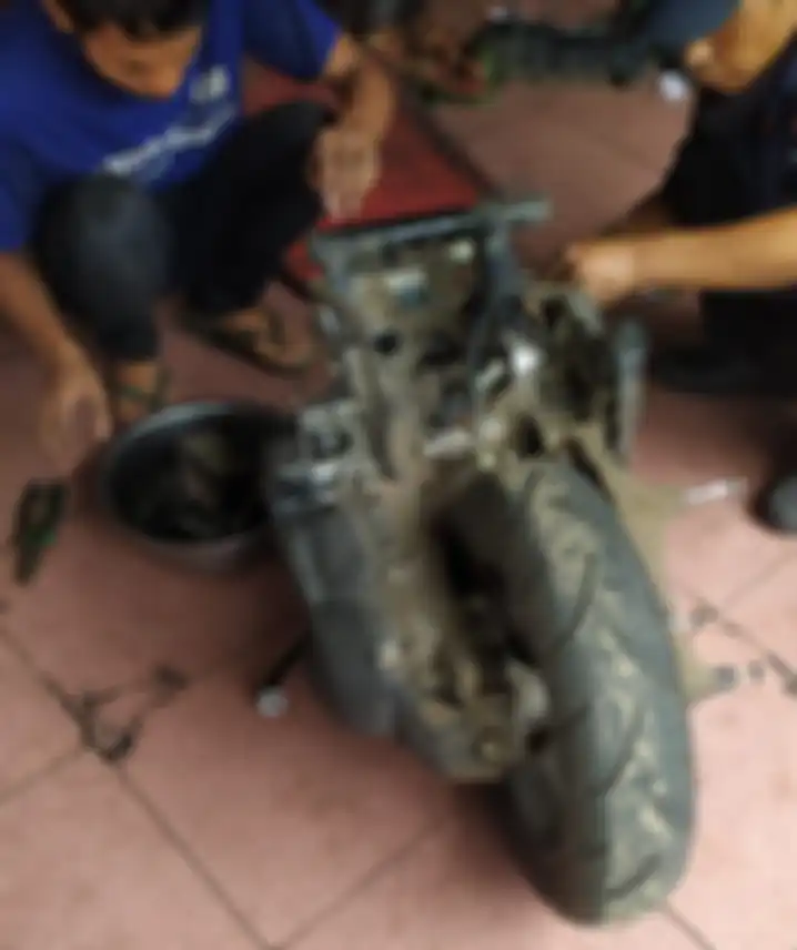 Mesin Yamaha NMAX dicopot dari rangka untuk diservis