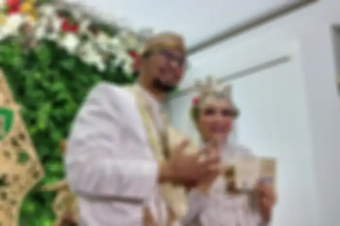 Andri Irwan dan Roro Fitria usai akad nikah di hotel di kawasan Kemang, Jakarta Selatan, Rabu (29/12/2021).
