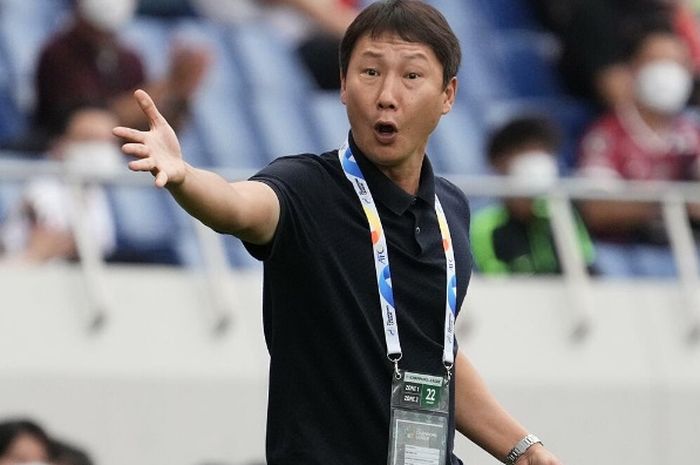 Kim Sang-sik menjadi pelatih timnas senior sekaligus U-23 Vietnam dengan kontrak dua tahun sejak 3 Mei 2024. Pria asal Korea Selatan ini menggantikan Philippe Troussier yang dipecat sejak 26 Maret 2024.