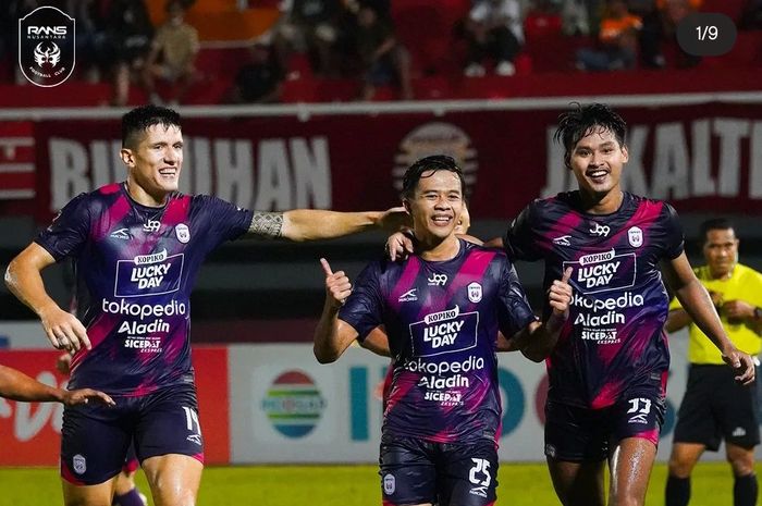 Pemain RANS Nusantara FC, Edo Febiansyah, berselebrasi usai mencetak gol ke gawang Persija Jakarta dalam laga lanjutan Grup B Piala Presiden 2022 di Stadion Segiri, Samarinda, Kalimantan Timur, Rabu (22/6/2022).