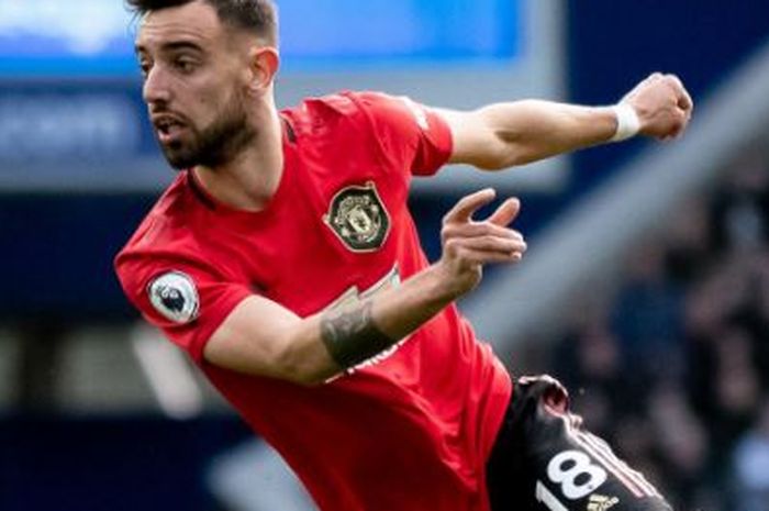 Playmaker Manchester United, Bruno Fernandes, tengah beraksi pada laga Liga Inggris melawan Everton di Stadion Goodison Park, Liverpool, Ahad (1/3/2020).