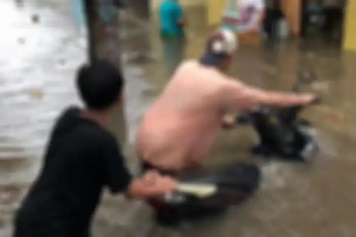 Ilustrasi motor matic yang terendam banjir