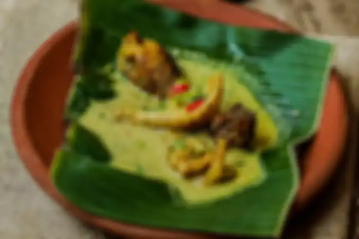 Ayam lodho Trenggalek, awalnya adalah hidangan ritual yang sifatnya sakral. Tapi kini sudah banyak dijumpai di restoran dan rumah makan (Wikipedia Commons)