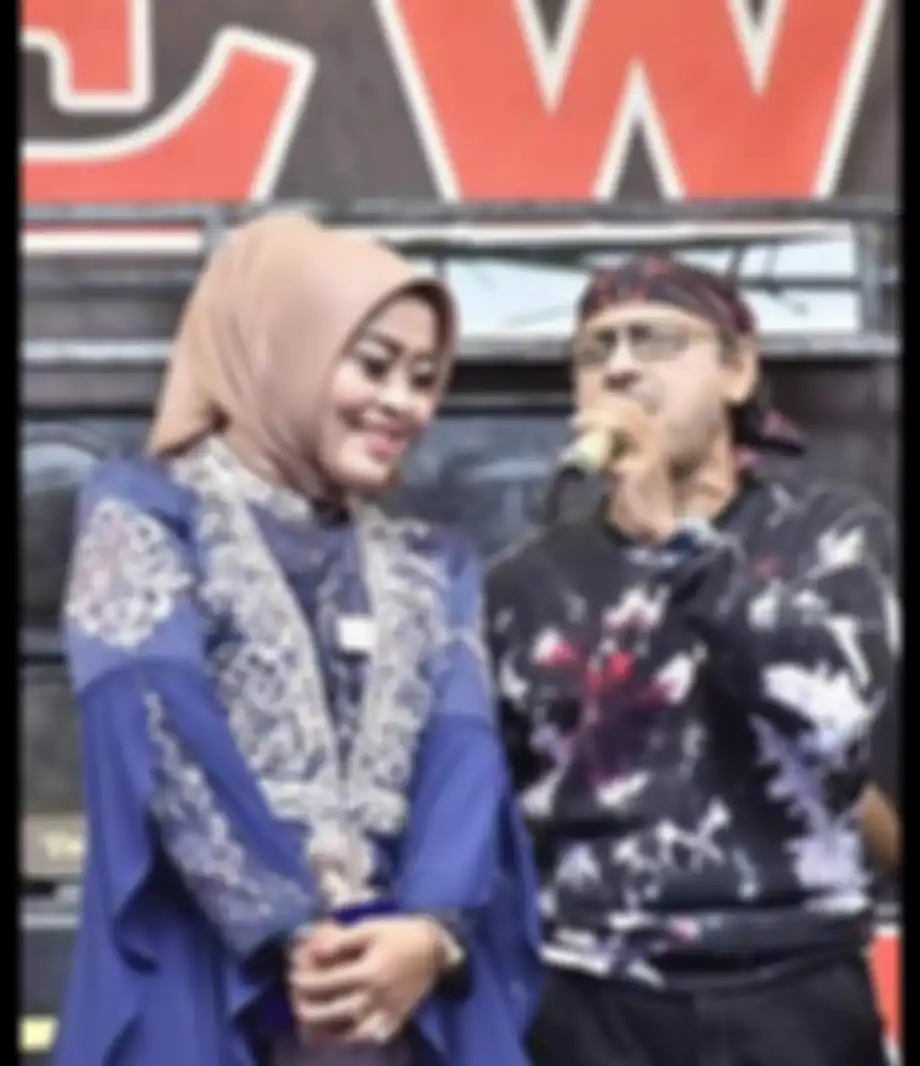 Elvy Sukaesih mengunggah foto duka yang membuat Iis Dahlia syok. Pedangdut senior Yus Yunus meninggal dunia di hari Jumat.