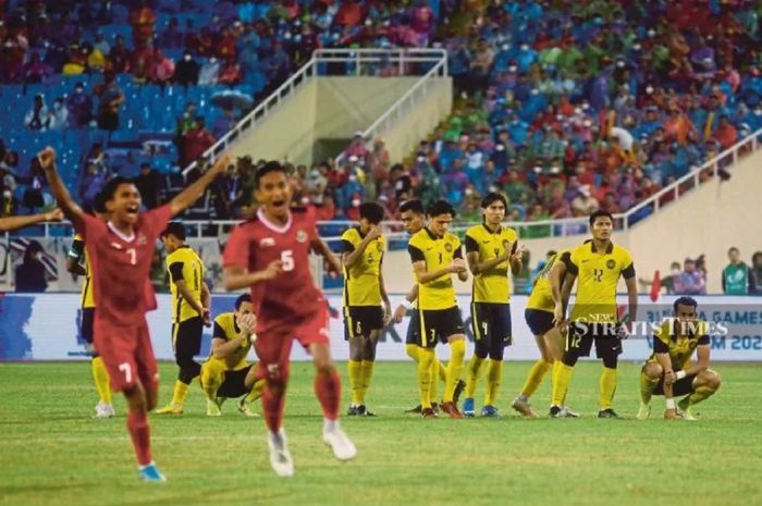 para pemain Malaysia sedih usai dikalahkan Timnas U-23 Indonesia dalam perebutan perunggu SEA Games 2021 di Hanoi, Vietnam, 22 Mei 2022.