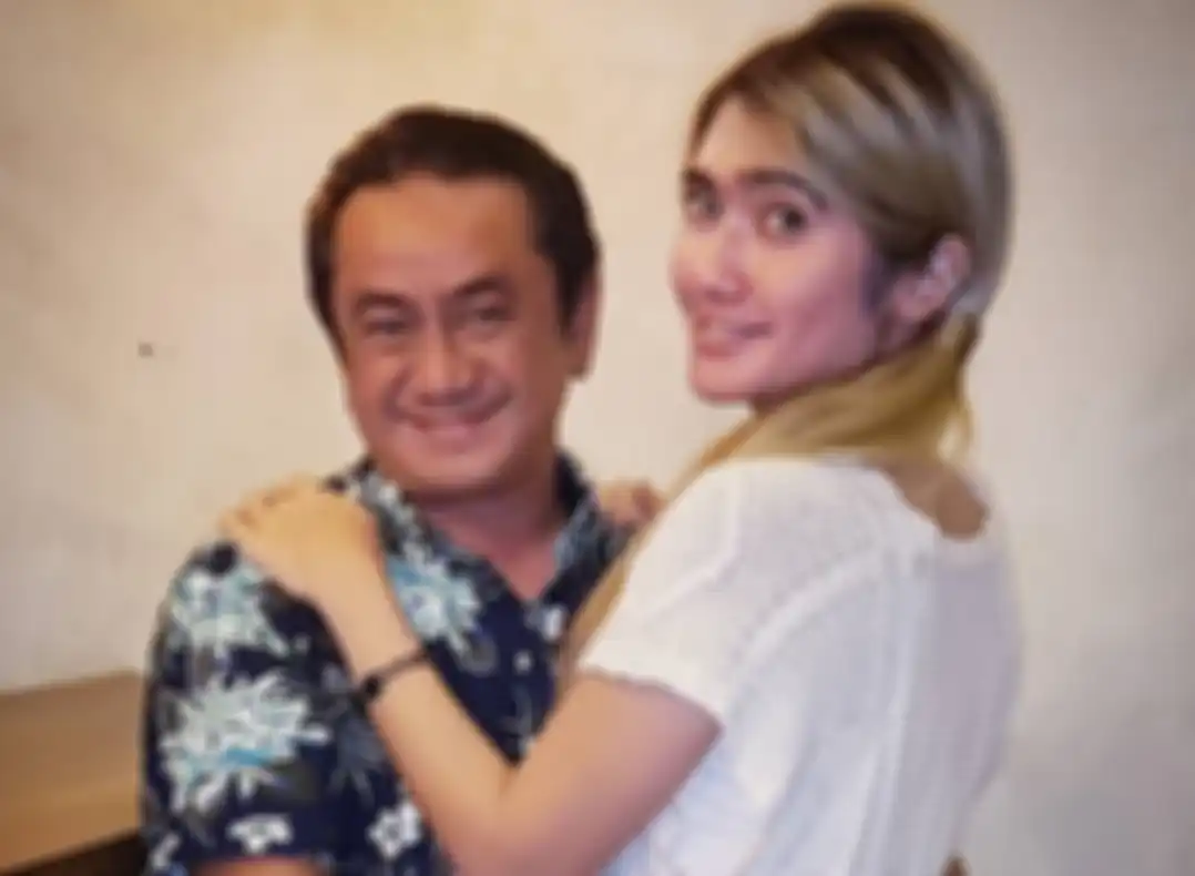 Revi Mariska dan suami.