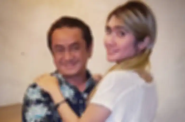 Revi Mariska dan suami.