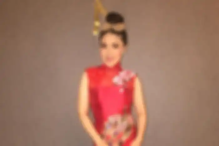 Gaya menawan Tina Toon saat pakai cheongsam