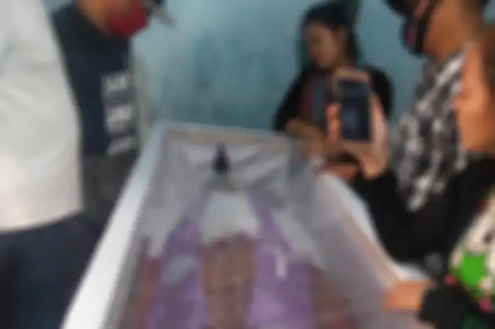 Foto tampang pelaku yang membunuh Yorhan Lopo beredar di media sosial. Pelaku mengaku nekat menusuk korban gegara masalah sepele ini.