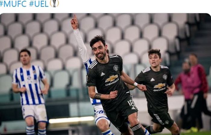 Gelandang Manchester United, Bruno Fernandes, merayakan gol yang dicetak ke gawang Real Sociedad dalam laga leg pertama babak 32 besar Liga Europa di Juventus Stadium, Kamis (18/2/2021).