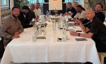 Unggahan akun Instagram Regi Blinker soal rapat tim pelatih Timnas Indonesia