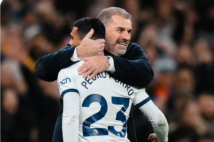 Pelatih Tottenham Hotspur, Ange Postecoglou, memeluk Pedro Porro pada laga Liga Inggris melawan Newcastle United di Stadion Tottenham Hotspur, Minggu (10/12/2023).