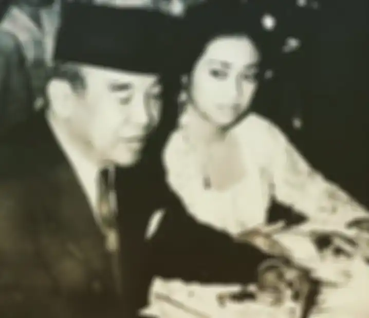 Presiden pertama RI, Soekarno menghadiri pernikahan anak ketiganya, Rachmawati dalam kondisi memilukan.