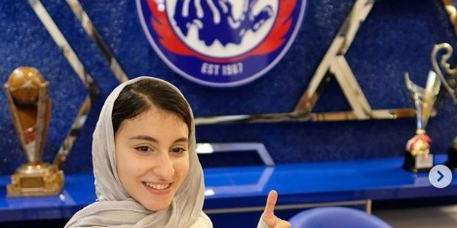 Ketika Arema FC Mampu Mencuri Perhatian Pebulutangkis Cantik Asal Iran