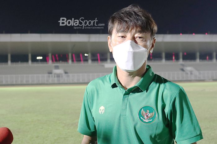 Pelatih timnas Indonesia, Shin Tae-yong, sedang memberikan keterangan kepada awak media di Stadion Madya, Senayan, Jakarta, 11 Mei 2021.