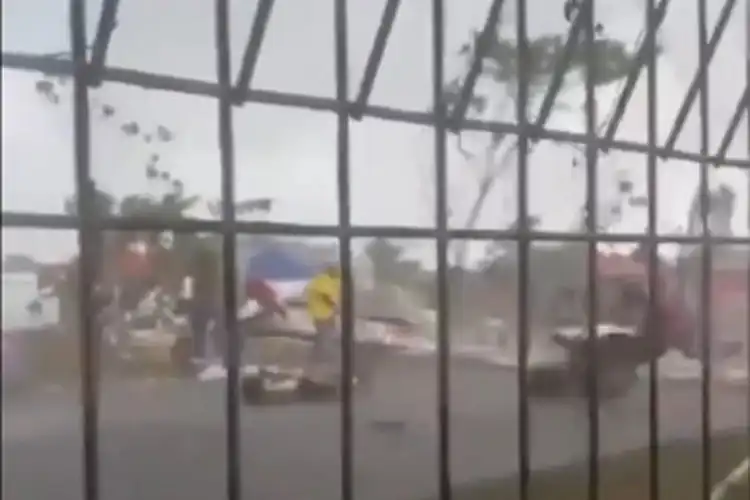 Video Hujan Deras dan Angin Kencang Saat Road Race di Kalimantan Robohkan Gerbang Start Ada Korban Tewas
