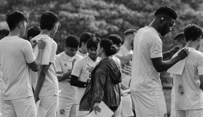 Para pemain Arema FC saat menjalani latihan dengan didampingi Psikolog, Jumat (21/10/2022).