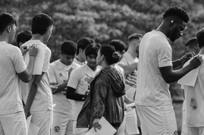 Para pemain Arema FC saat menjalani latihan dengan didampingi Psikolog, Jumat (21/10/2022).