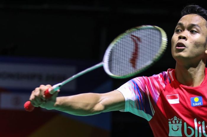 Pebulu tangkis tunggal putra Indonesia, Anthony Sinisuka Ginting, saat bertanding melawan wakil Malaysia, Lee Zii Jia, pada final Kejuaraan Beregu Asia 2020 di Rizal Memorial Coliseum, Manila, Filipina, Minggu (16/2/2020).