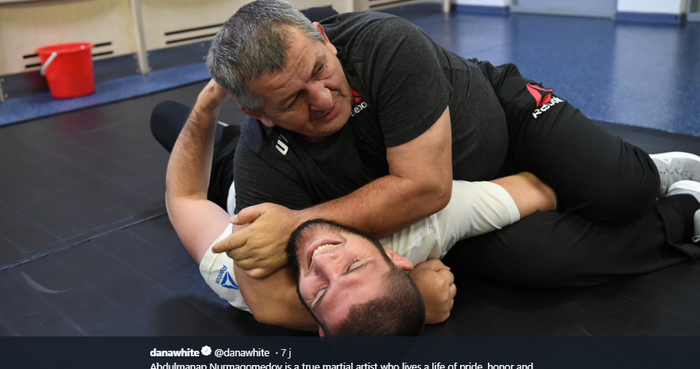 Abdulmanap Nurmagomedov (atas) dan Khabib Nurmagomedov (bawah) saat keduanya berlatih bersama.