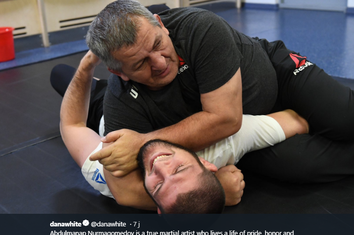 Abdulmanap Nurmagomedov (atas) dan Khabib Nurmagomedov (bawah) saat keduanya berlatih bersama. 