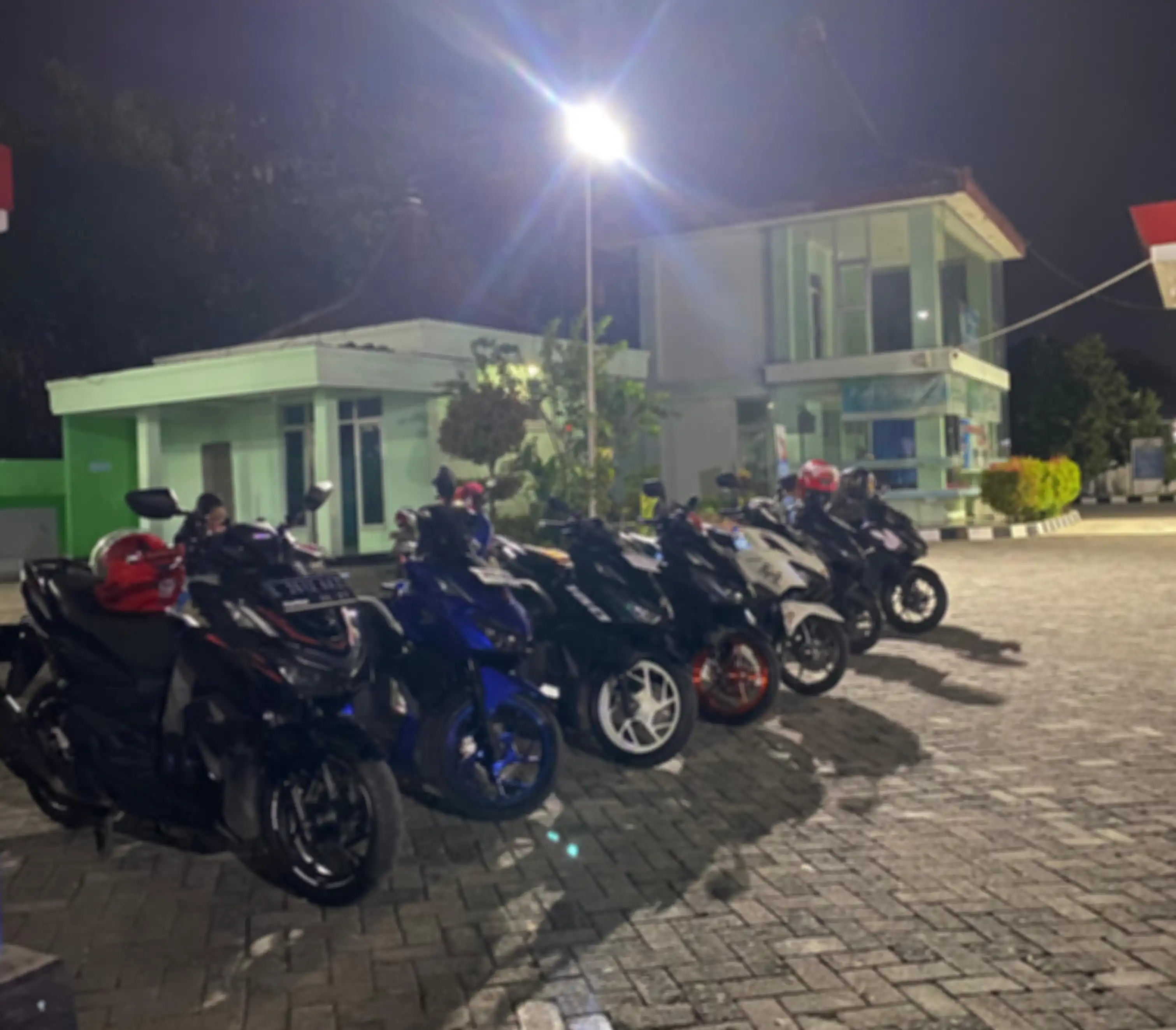 Para anggota VIORI Surabaya Chapter bersiap sebelum berangkat touring.